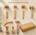 Coffret complet composé de huit accessoires de massage facial en bois, comprenant différents rouleaux, un gua sha et des outils de massage ciblé.