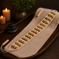 Facilitez le massage des zones difficiles d’accès avec cette sangle de massage en bois. Ce rouleau mobile épouse les courbes du corps pour masser le dos,